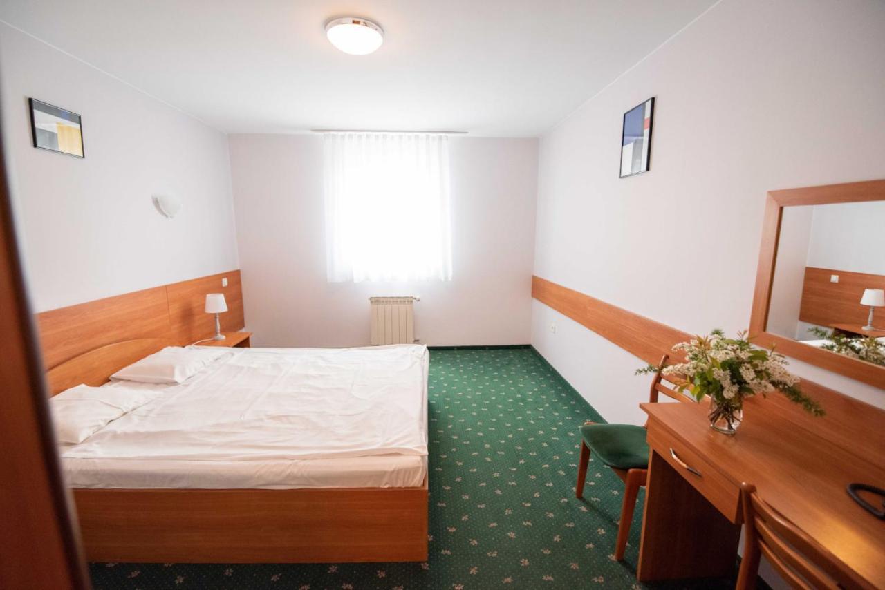 Hotel Reg Benz ミエレツ エクステリア 写真